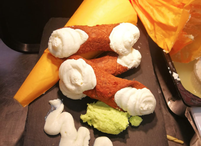 Cannoli fatti con ricotta fresca